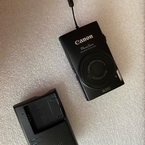 cannon Powershot black
small hardly used, fits in hand